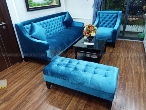 Bộ ghế sofa đã được bọc lại bằng vải nhung bóng màu xanh