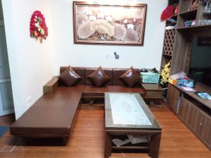 Bộ đệm ghế da nâu bóng đã được lắp đặt vừa vặn với bộ ghế sofa gỗ