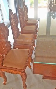 Cả bộ ghế ăn 8 chiếc đã được làm xong đệm êm ái