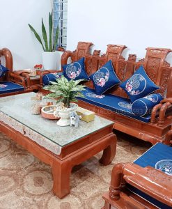Màu sắc tươi tắn kết hợp hoàn hảo với bộ ghế gỗ của khách hàng ở Định Công