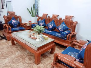 Màu sắc tươi tắn kết hợp hoàn hảo với bộ ghế gỗ của khách hàng ở Định Công