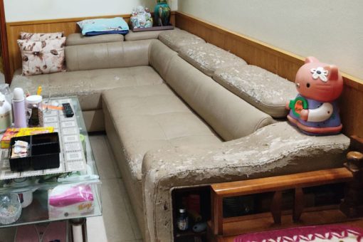 Bộ ghế sofa cũ bị nổ da chi chít của khách hàng ở Hoàng Mai