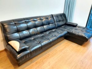 Ghế đã được bọc lại bằng lớp da mới đen bóng