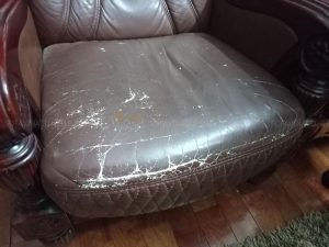 Phần mặt ngồi của ghế bị nứt khá nghiêm trọng và mất thẩm mỹ
