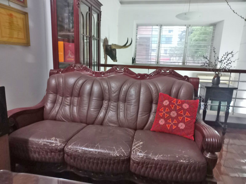 Bộ ghế sofa da bị nứt mặt ngồi của khách hàng ở Lê Đức Thọ