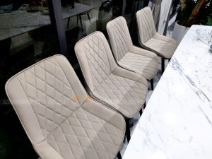 Nhưng chiếc ghế ăn đã được bọc lại bằng vải nhung mịn không bóng