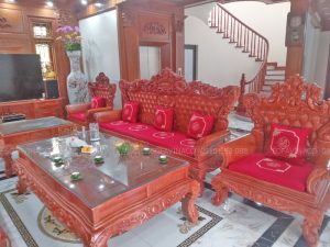 Bộ đệm ghế gỗ hoàng gia đỏ thêu trúc và chữ Phúc đã được hoàn thành