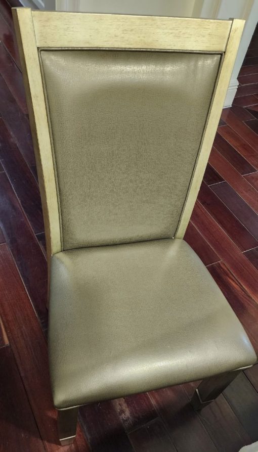 Một chiếc ghế ăn cũ của khách hàng được nhân viên kinh doanh chụp lại