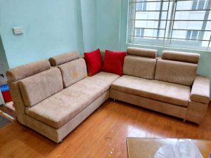 Ghế đã được bọc lại bằng chất liệu vải nỉ nhung do gia đình tự chọn