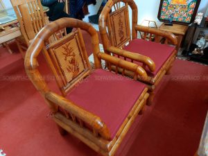 Màu đỏ của đệm nổi bật cùng tông với thảm trải sàn