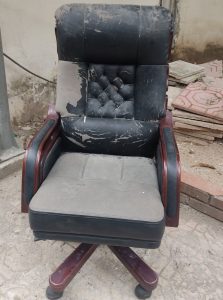 Chiếc ghế xoay cũ bị bong chóc da