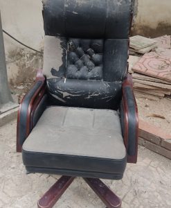 Chiếc ghế xoay cũ bị bong chóc da