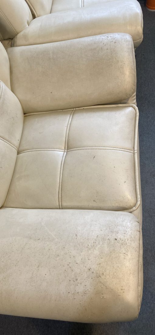 Chiếc ghế sofa đơn với chi chít vết thủng và bẩn của khách hàng ở Thụy Khuê