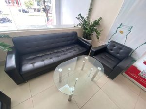 Chiếc ghế dài bị rách da mặt ngồi