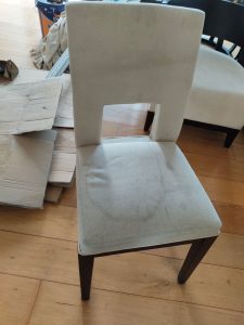 Ghế ăn của khách hàng ở Xuân Thủy bị ố bẩn nghiêm trọng