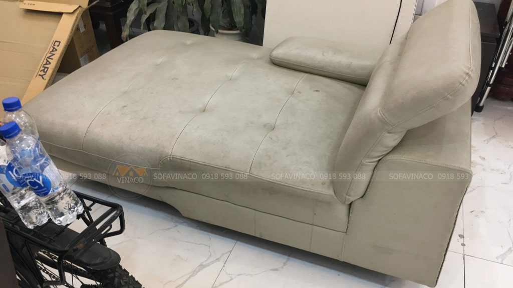 Sofa với lớp da đã cũ và rất bẩn 