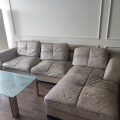 2. Gia đình anh Cường đã chọn chất liệu nào bọc lại ghế sofa?