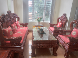 Sự kết hợp hài hòa giữa đệm ghế thêu và ghế gỗ Đồng Kỵ