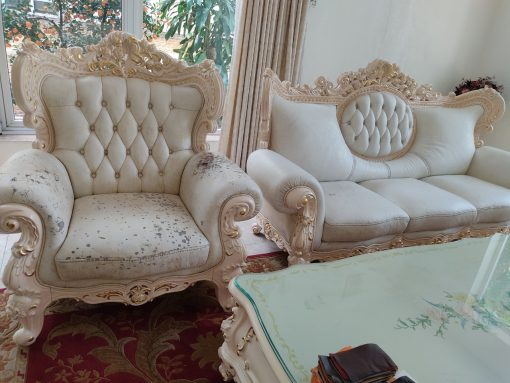 Bộ ghế sofa cổ điển khi tới khảo sát bề mặt bị bong tróc và mất thẩm mỹ. Vinaco đưa ra phương án bọc lại ghế với chất da bò ý cao cấp bạn có thể thấy kết quả ỏ hình ảnh bên dưới