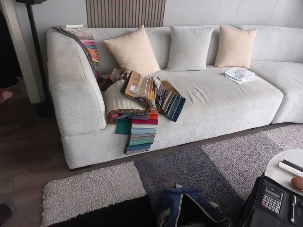 Ghế sofa vải trước khi được bọc lại