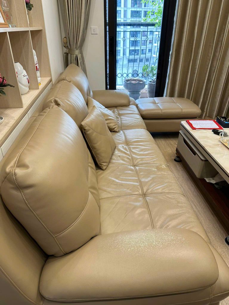 Bộ ghế sofa bị sụt lún, bong tróc trước khi được Vinaco bọc lại