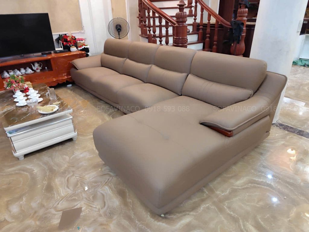 Bộ ghế sofa sau khi được may lại vỏ bọc và nhân viên của Vinaco tới bọc lại ghế tại nhà Hà Nội