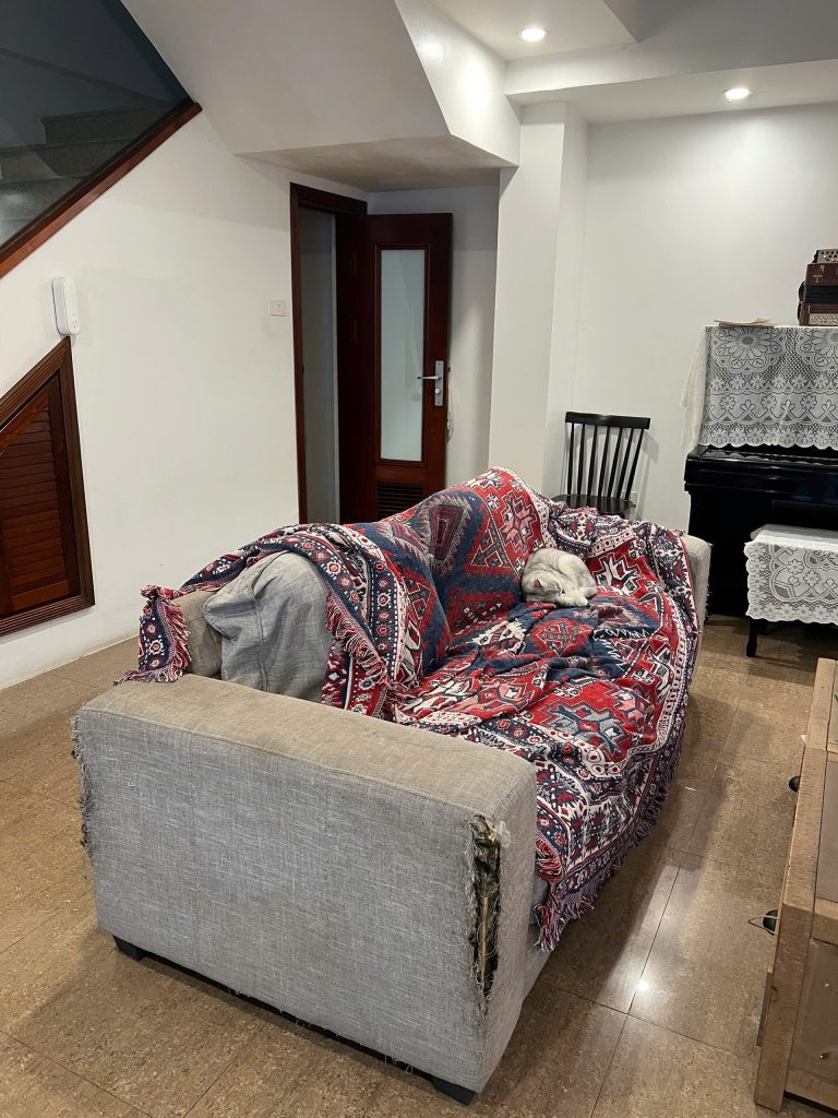 Ghế sofa cũ trước khi được bọc