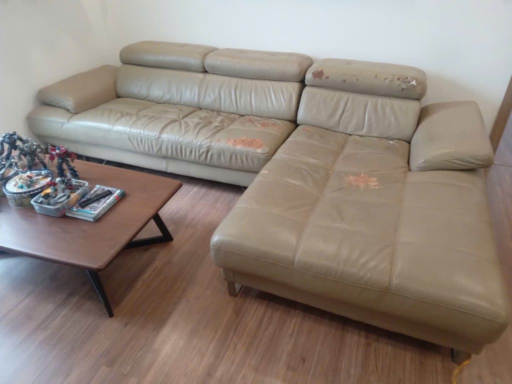 Ghế sofa cũ nứt rách bề mặt