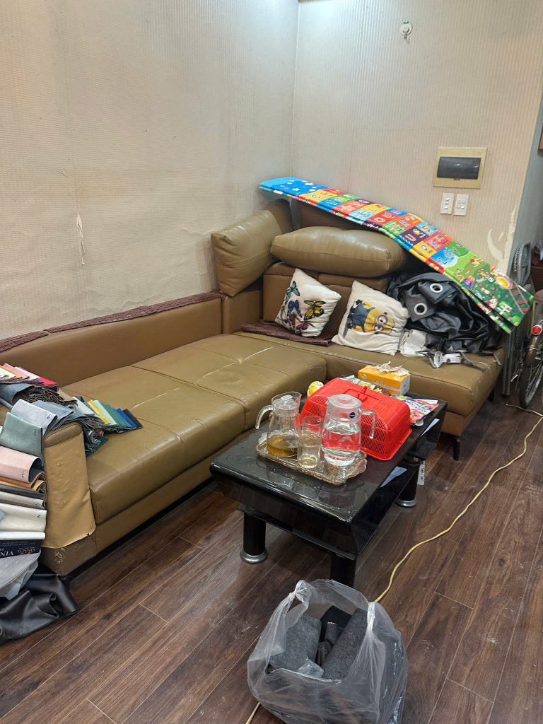 Bộ ghế khi Vinaco đến khảo sát đã bị rách rất nhiều và chủ nhà dùng miếng dán giả da dán vào