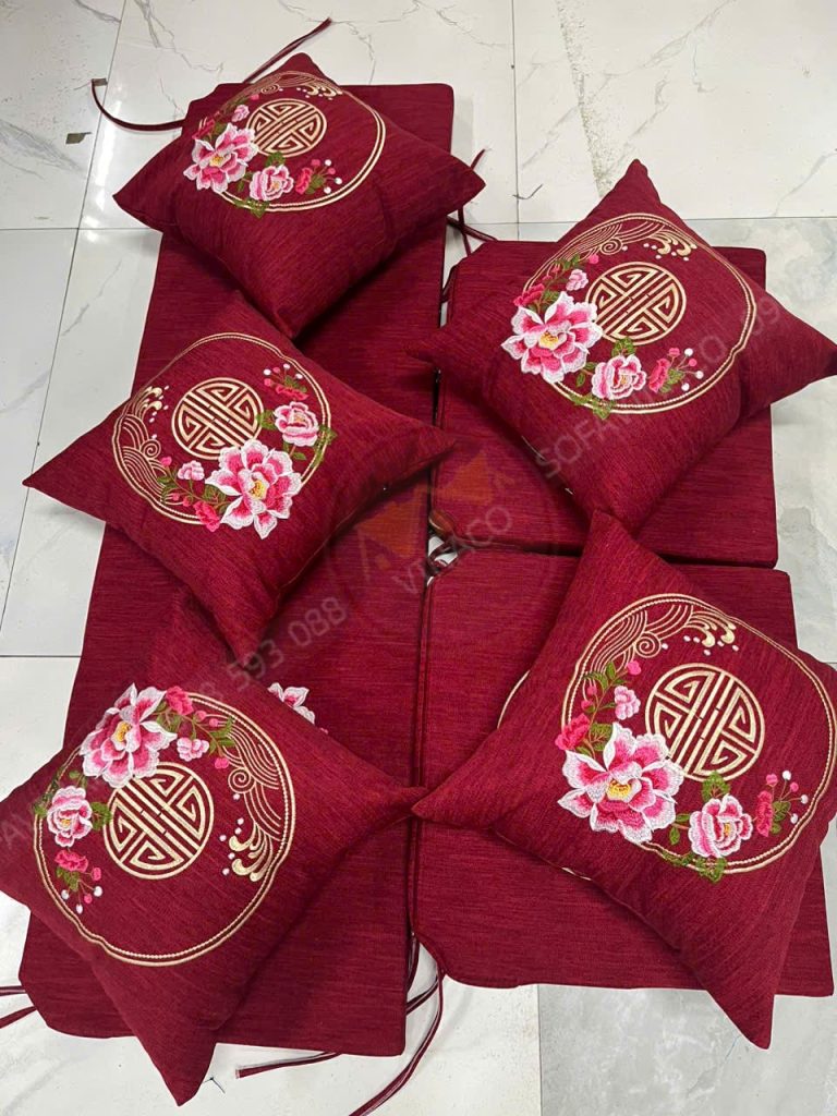 Hoàn thiện bộ đệm thêu hoa đỏ rực rỡ