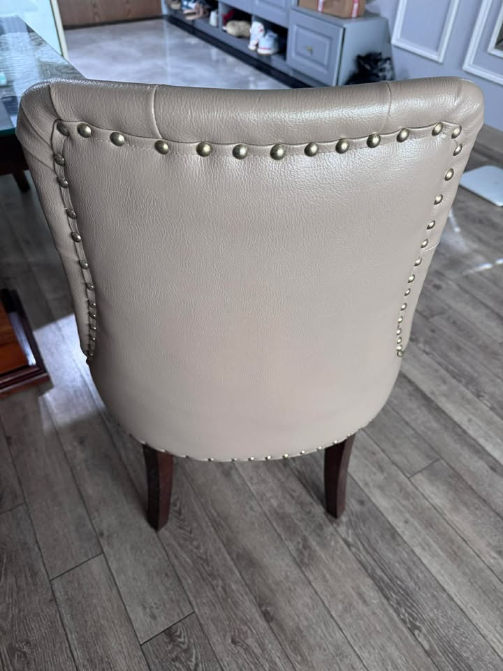 Ghế bàn ăn của khách tại Hà Đông