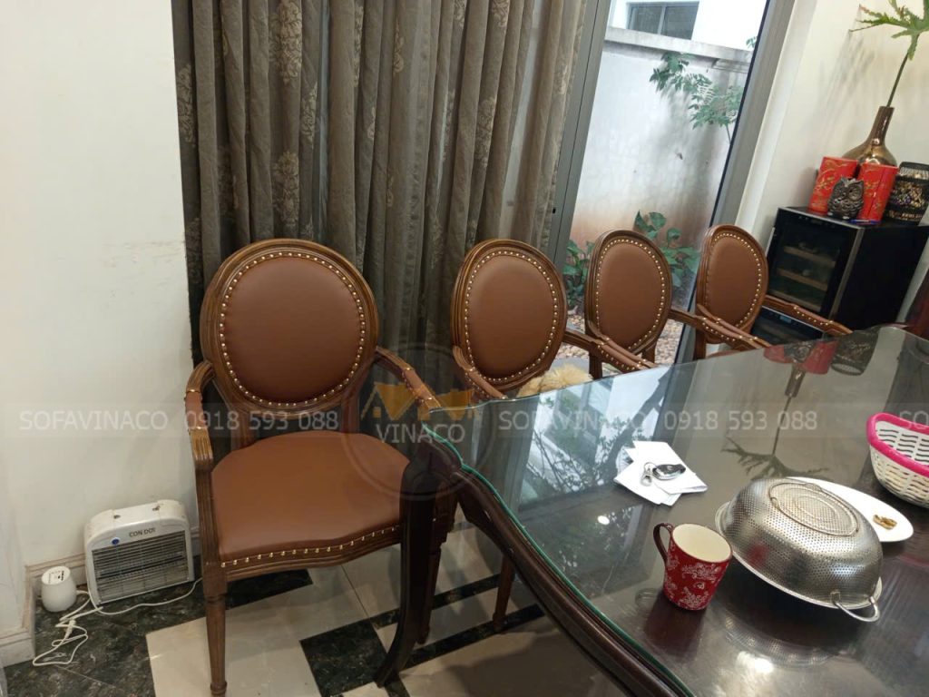 Bọc lại ghế bàn ăn cho khách tại Long Biên