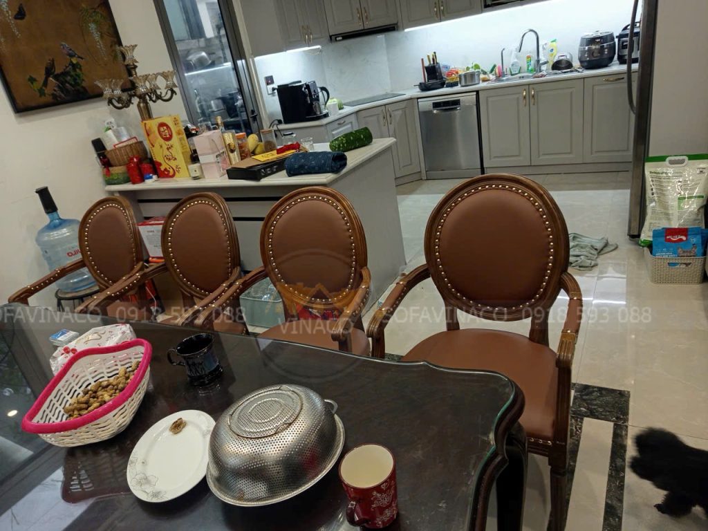 Bọc lại ghế bàn ăn cho khách tại Long Biên