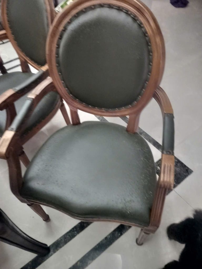 Bọc lại ghế bàn ăn cho khách tại Long Biên