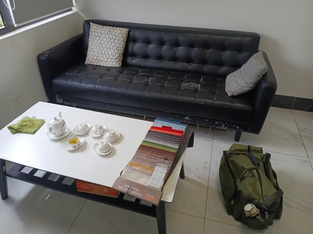 Ghế sofa cũ bị bong tróc khi Vinaco đến khảo sát bọc lại