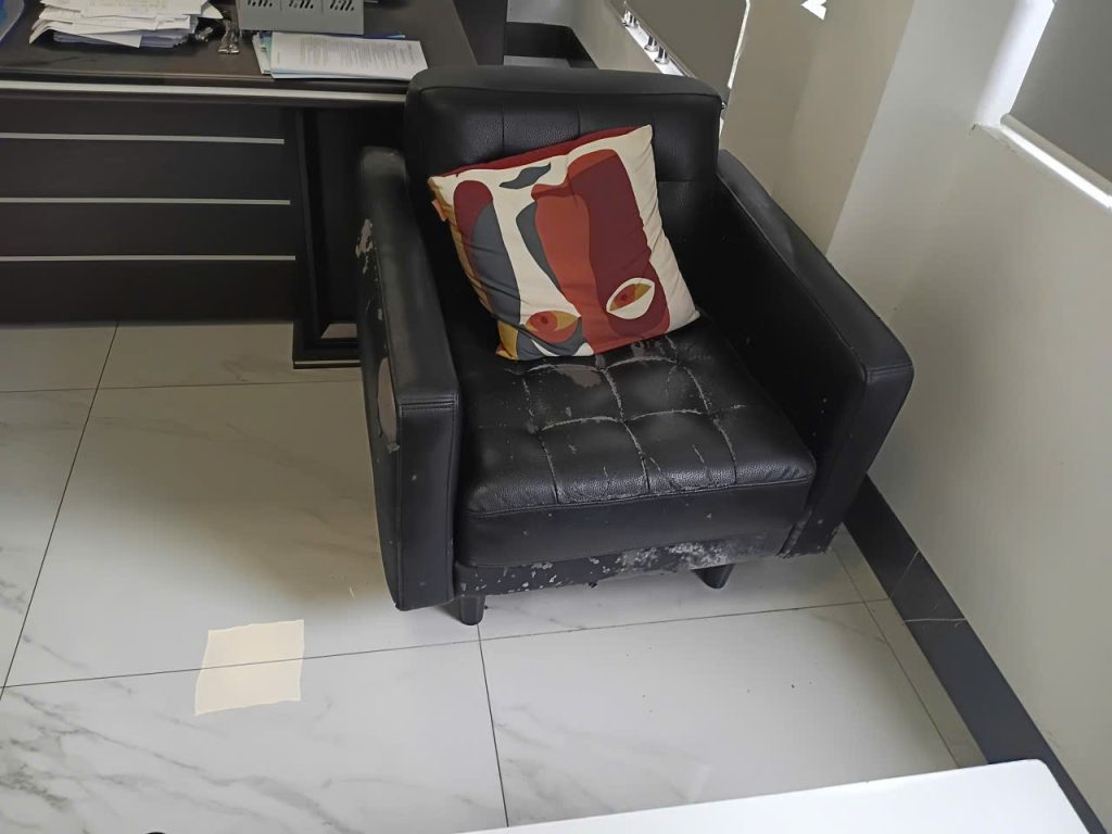 Ghế sofa cũ bị bong tróc khi Vinaco đến khảo sát bọc lại