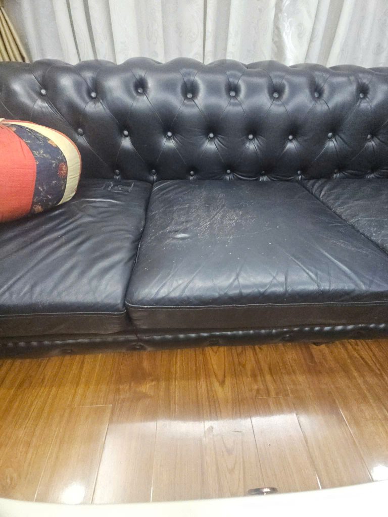 Cận cảnh tình trạng bộ ghế bong tróc nứt nẻ của ghế sofa