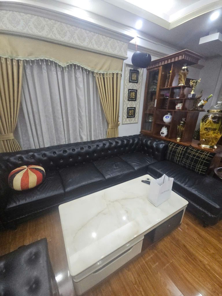 Bộ ghế sofa tân cổ điển cũ có dấu hiệu bong tróc