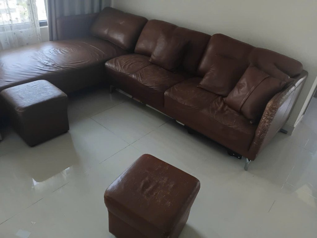 bộ ghế sofa bị bong tróc khi Vinaco đến khảo sát