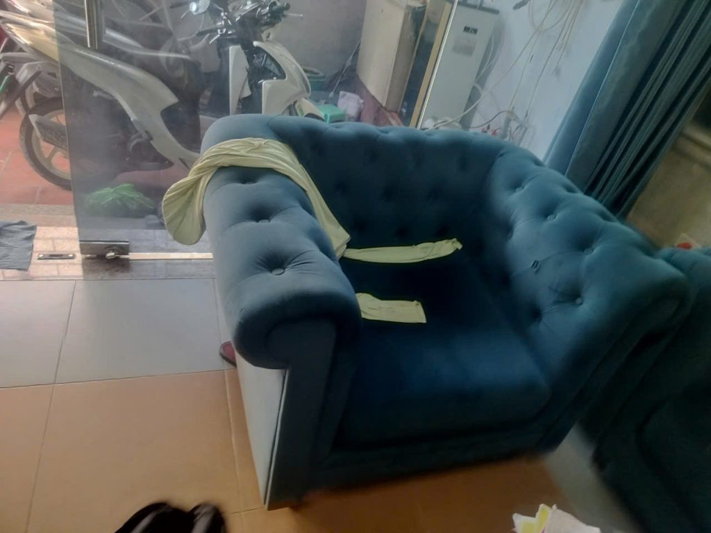Bọc lại ghế sofa từ vải sang da cho khách tại Long Biên