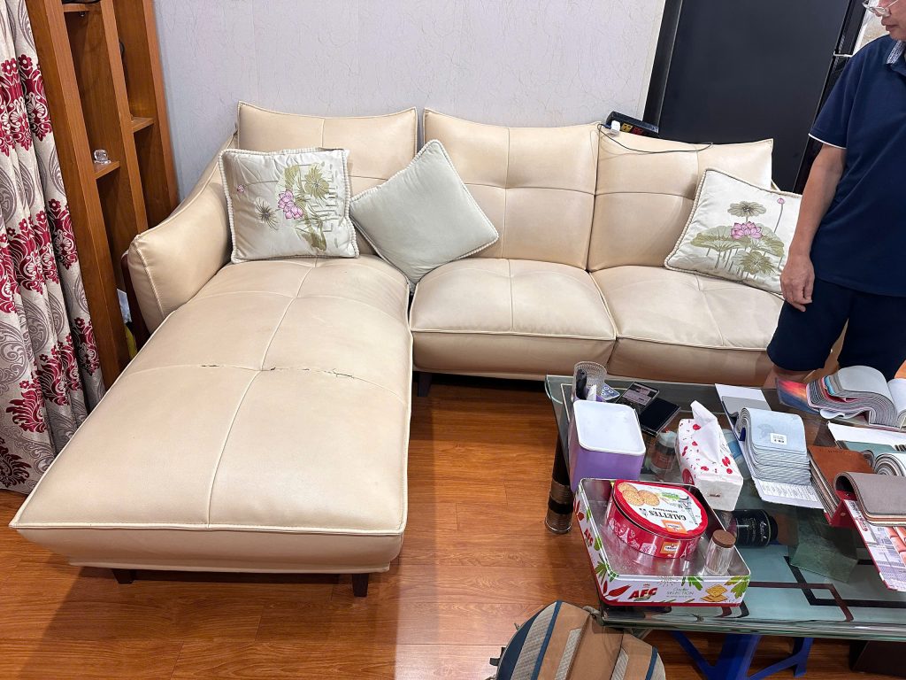 Bộ ghế sofa bị rách mặt ngồi khi Vinaco đến khảo sát bọc lại tại nhà