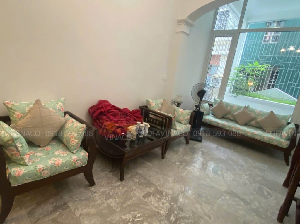 Đệm ghế gỗ hoa tươi mới phòng khách