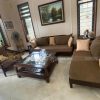 Đệm ghế gỗ tông nâu phù hợp với không gian
