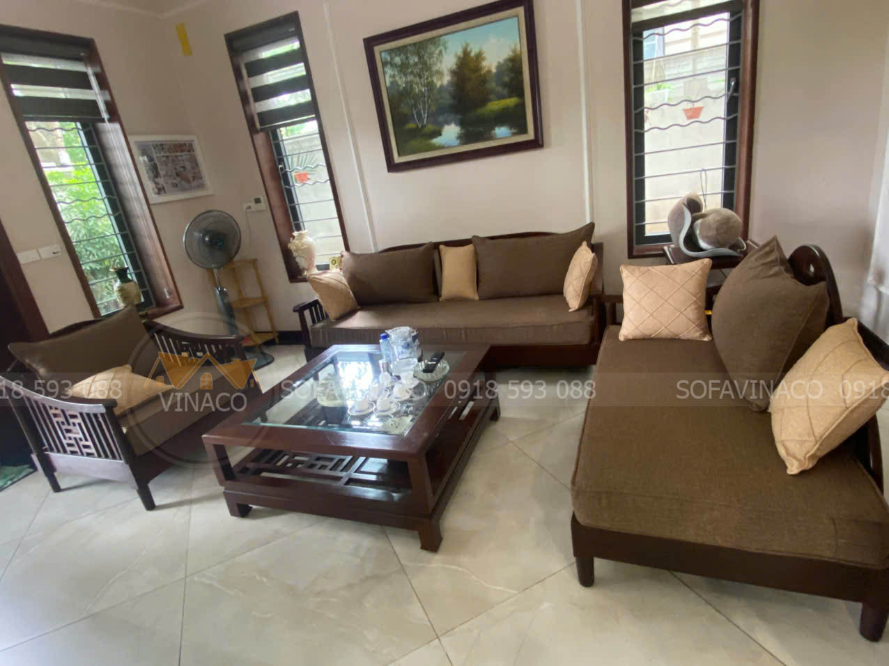 Đệm ghế gỗ tông nâu phù hợp với không gian