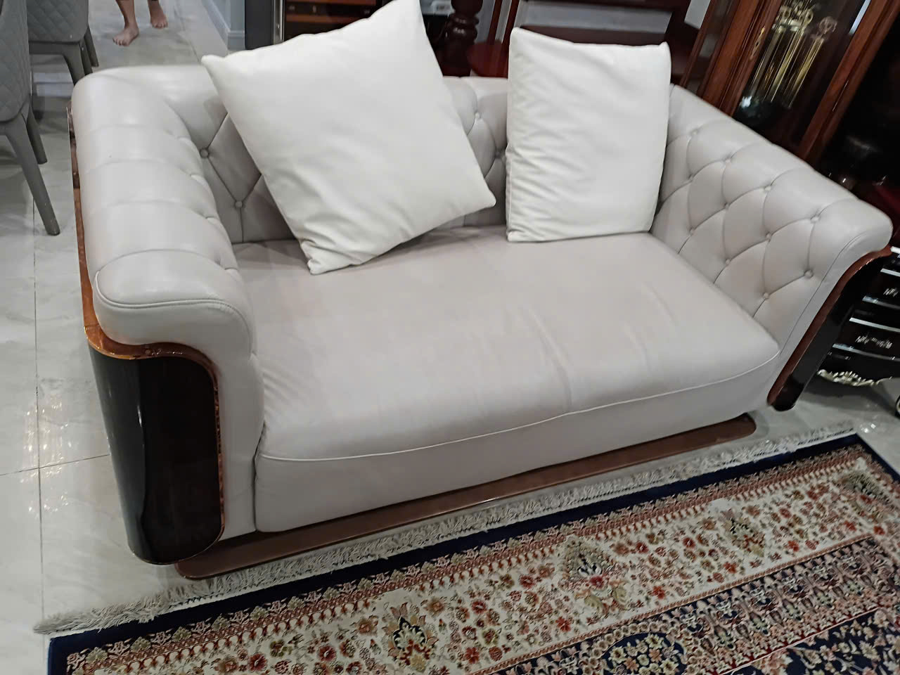 Màu sắc da ghế sofa bị bạc màu Màu sắc da ghế sofa bị bạc màu