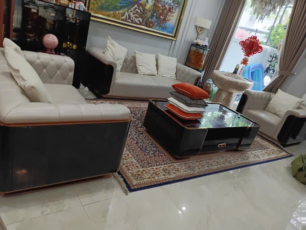 Ghế sofa da xuống cấp sau thời gian dài sử dụng