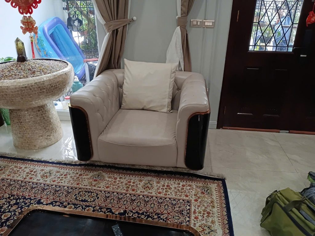 Ghế sofa da xuống cấp sau thời gian dài sử dụng