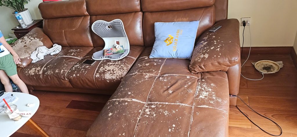 Ghế sofa cũ trước khi bọc tình trạng da xuống cấp nghiêm trọng