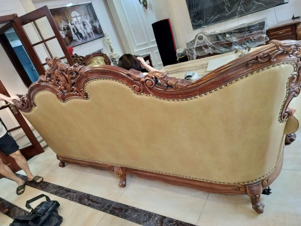 Bộ sofa da trước khi được bọc lại 