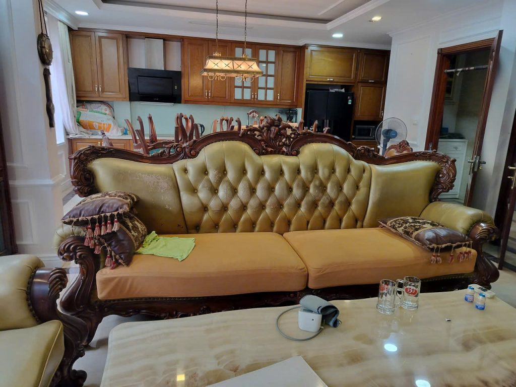 Bộ sofa da trước khi được bọc lại 